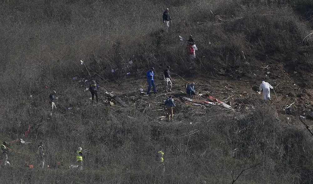 Rescatan tres cuerpos del accidente en helicóptero en el que murió la estrella de Kobe Bryant. Foto: AFP