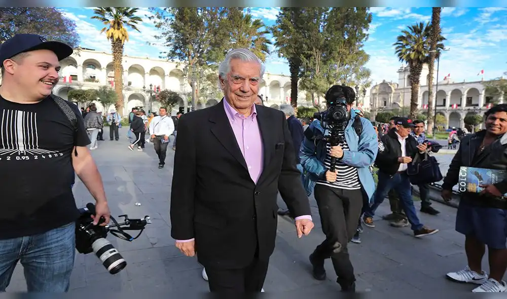 ESCRITOR MARIO VARGAS LLOSA EN TU TIERRA NATAL AREQUIPA RODANDO UN DOCUMENTAL ESCRITOR MARIO VARGAS LLOSA EN TU TIERRA NATAL AREQUIPA RODANDO UN DOCUMENTAL