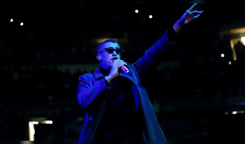 Bad Bunny sufre incidente con un zapato en pleno concierto con J Balvin
