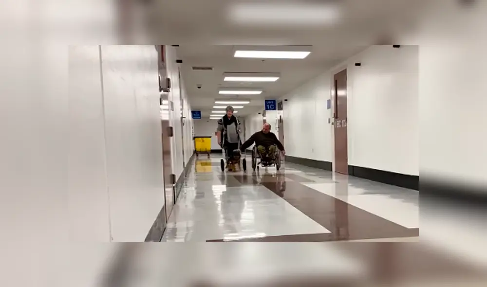 Desliza las imágenes para observar la emotiva acción del hombre al acoger a un indefenso perro que fue rechazado. Desliza las imágenes para observar la emotiva acción del hombre al acoger a un indefenso perro que fue rechazado.