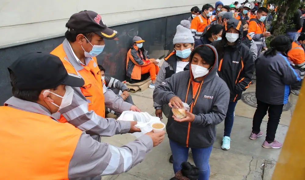 Mineros llegaron al frontis del Congreso para exigir su reposición a la minera. Foto: Jorge Cerdán / La República