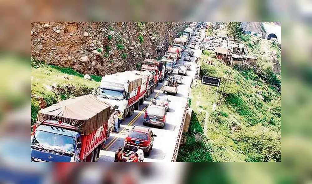 La actual Carretera Central solo cuenta con dos carriles y el tránsito vehicular es complicado.