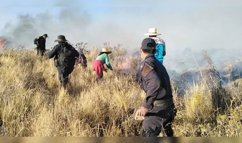 Pobladores y policías sofocaron fuego en zona de Chacamarca en el distrito de Pocsi. Pobladores y policías sofocaron fuego en zona de Chacamarca en el distrito de Pocsi.