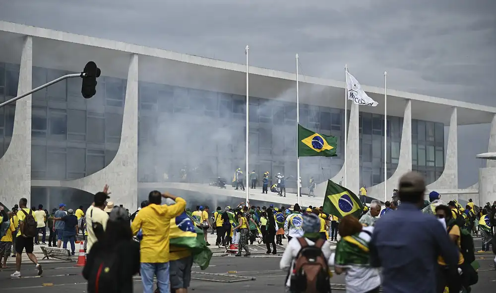 Los violentos manifestantes burlaron el cerco policial e ingresaron a Las principales sedes de poder en Brasil. Foto: EFE