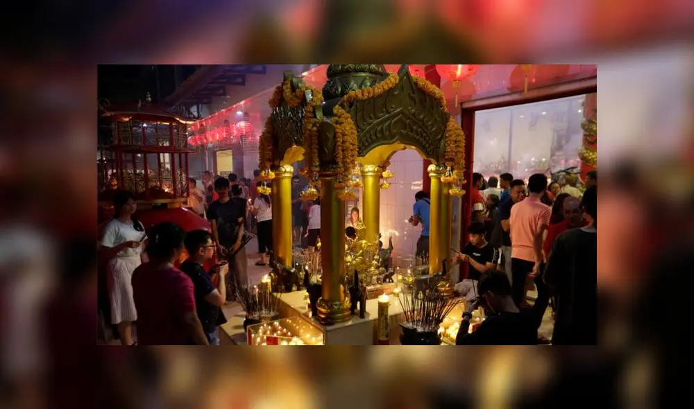 Rinden homenaje en templo Dharma Bhakti de Indonesia, por el Año Nuevo Lunar 2020. Foto: EFE Rinden homenaje en templo Dharma Bhakti de Indonesia, por el Año Nuevo Lunar 2020. Foto: EFE
