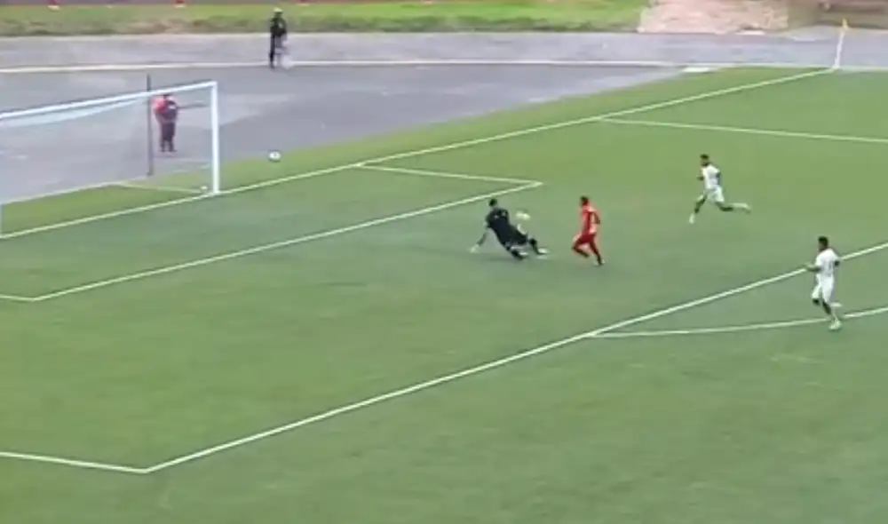 Alberto Quintero aprovechó un regalo de Jean Deza para anotar el primer gol de Universitario ante UTC. | Foto: Gol Perú