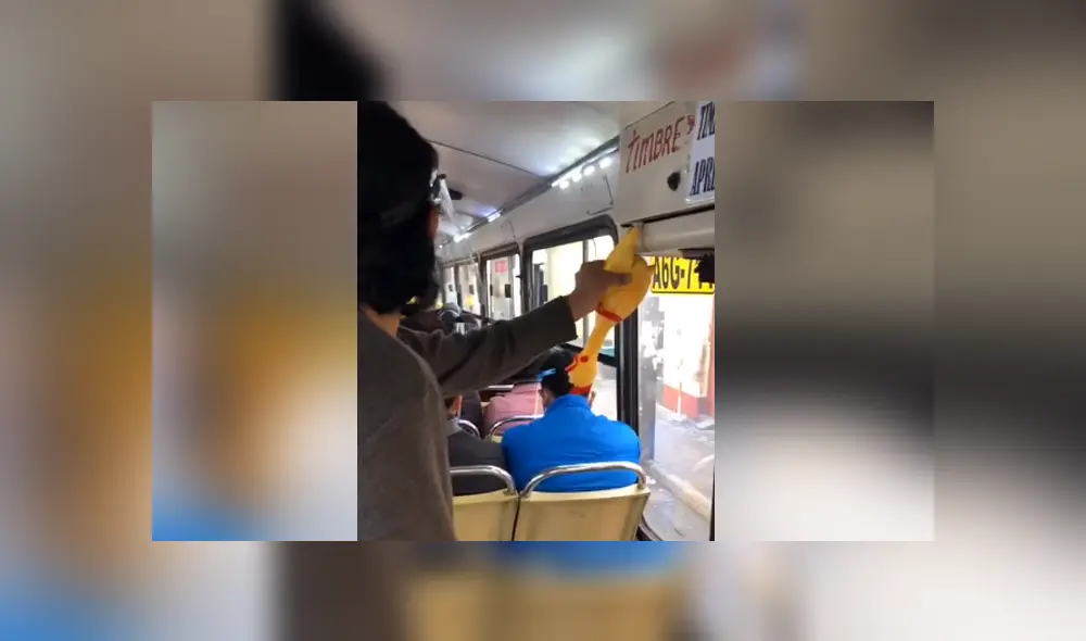 El chofer peruano colocó un pollo de goma después que el timbre del vehículo se averiara. Foto: Tiktok
