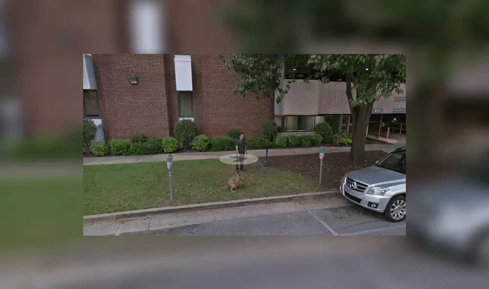 Google Maps: capta a hombre en curiosa escena con su perro cuando recorre calle de EE.UU [FOTOS]