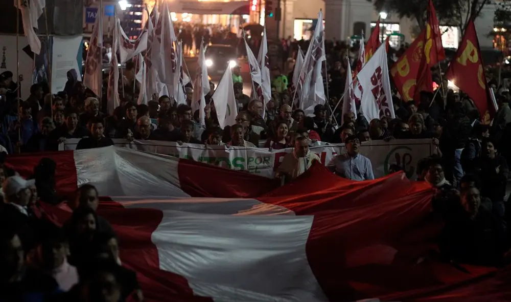 Ciudadanos marchan contra el Congreso. Foto: Aldair Mejía.