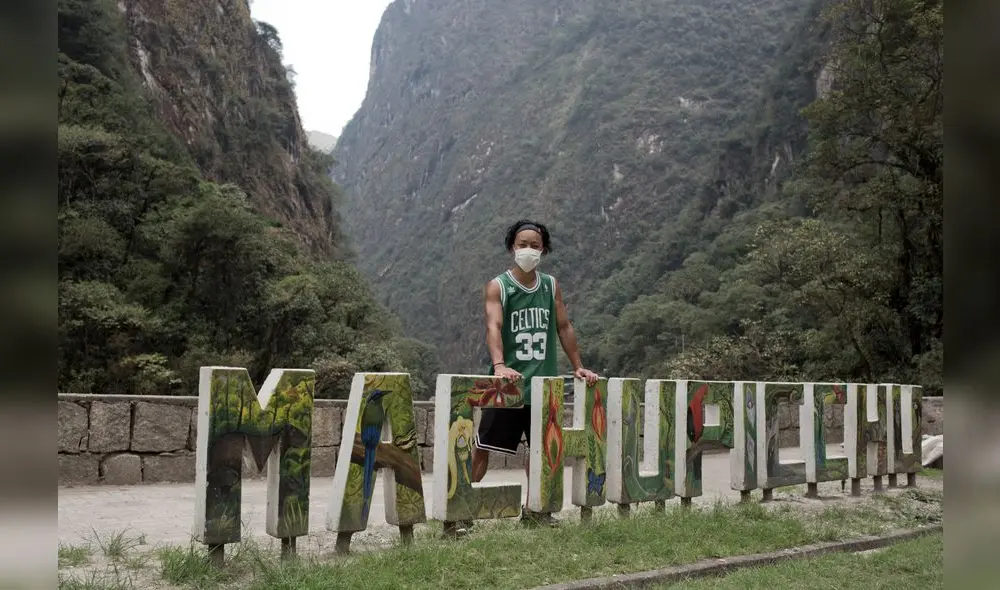 Jesse Katayama posa en el conocido letrero de entrada a Aguas Calientes (Machu Picchu pueblo).