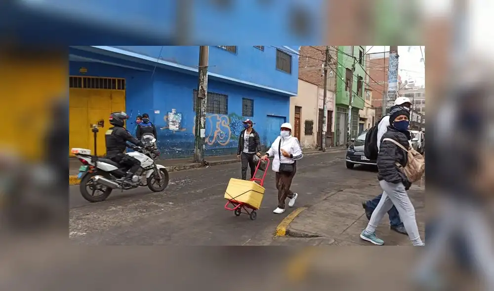 Vendedores se esconden de los fiscalizadores. Créditos: Karla Kruz (La República) Vendedores se esconden de los fiscalizadores. Créditos: Karla Kruz (La República)