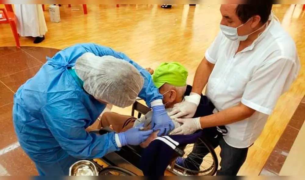 Vacunación a adultos mayores Vacunación a adultos mayores