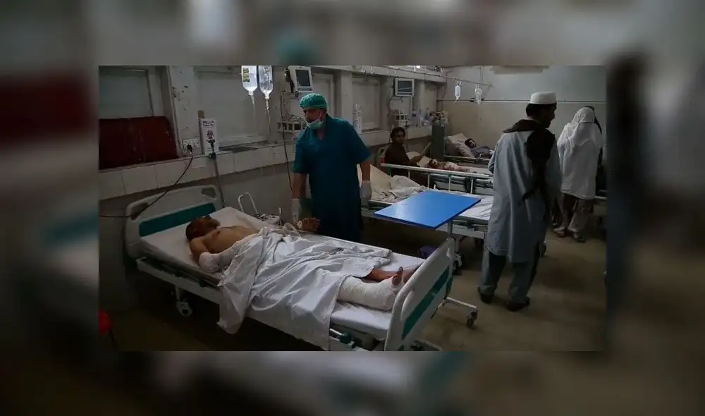 Médicos atienden a los heridos del atentado en un hospital local. Captura de video/EFE.