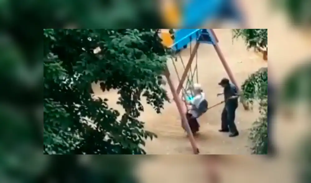 Facebook viral: Anciano columpia a su pareja, se cansa y usa truco para no perder romántico momento [VIDEO]