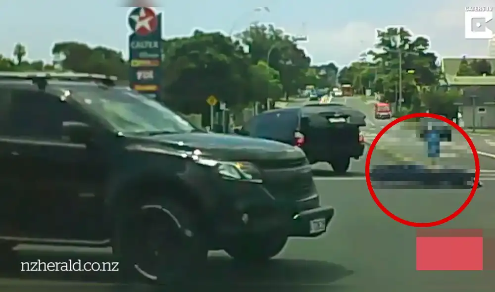 YouTube: Bolsa para cadáveres "vuela" de una carroza fúnebre en plena avenida [VIDEO]  
