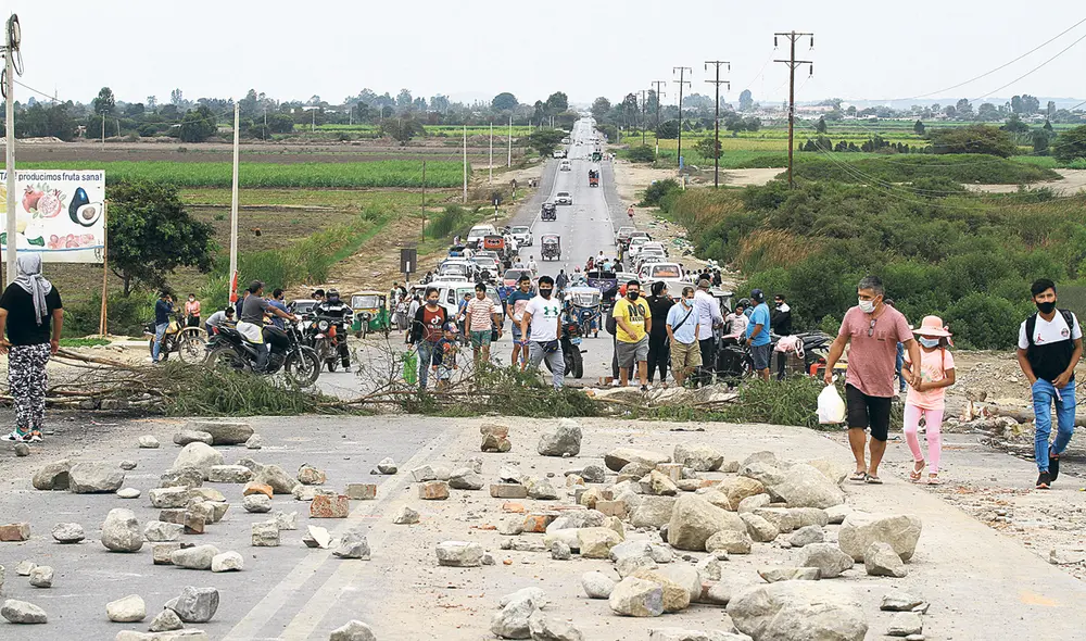 Insistencia. Trabajadores de agroexportadoras quieren presencia del Ejecutivo en La Libertad. Foto: Jaime Mendoza/La República Insistencia. Trabajadores de agroexportadoras quieren presencia del Ejecutivo en La Libertad. Foto: Jaime Mendoza/La República