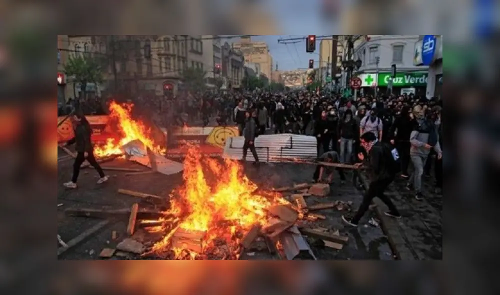 Diversos incendios se registraron en Chile luego de violentas protestas en contra del gobierno de Sebastián Piñera Diversos incendios se registraron en Chile luego de violentas protestas en contra del gobierno de Sebastián Piñera
