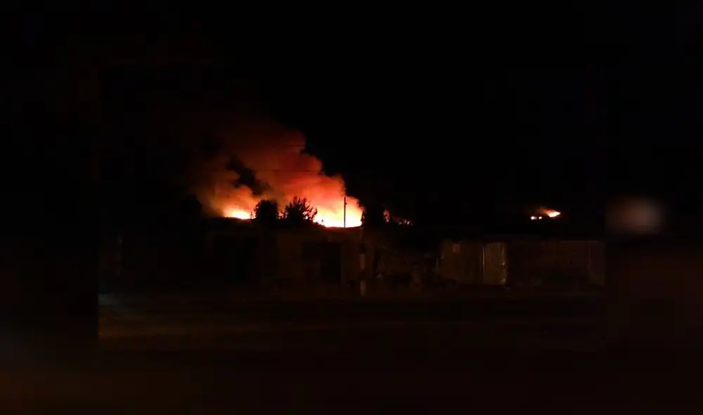 Incontrolable incendio forestal arrasa pastizales en el límite de Moquegua y Arequipa