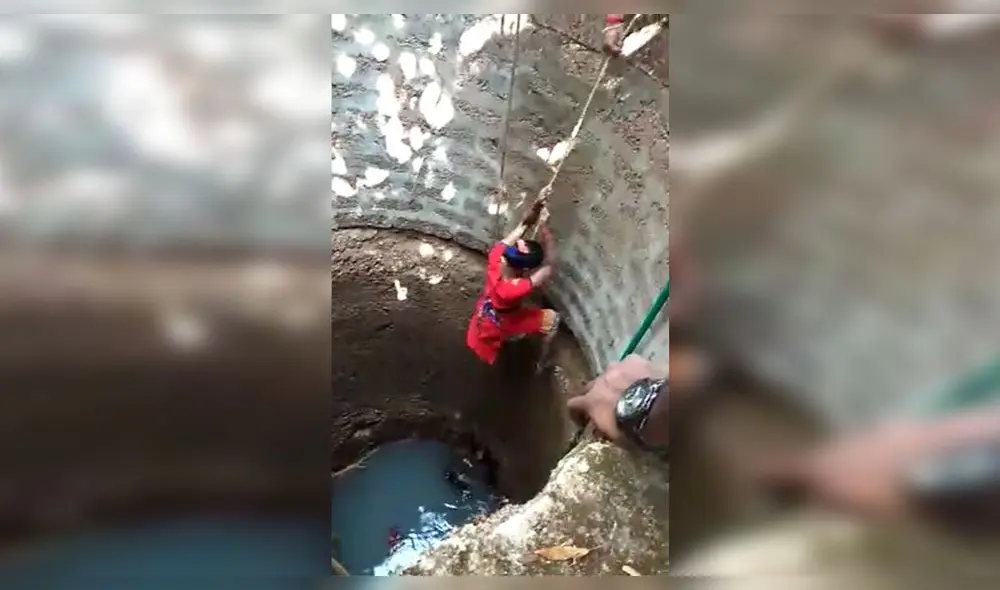 Desliza para enterarte cómo logra esta mujer rescatar a un pobre perrito atrapado en el fondo de un pozo. Foto: Captura. Desliza para enterarte cómo logra esta mujer rescatar a un pobre perrito atrapado en el fondo de un pozo. Foto: Captura.