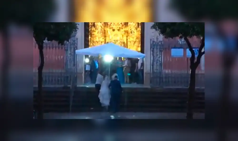 Los meseros se ganaron los aplausos de todos tras sacar de apuros a la novia, quien no podía entrar a la iglesia. Los meseros se ganaron los aplausos de todos tras sacar de apuros a la novia, quien no podía entrar a la iglesia.