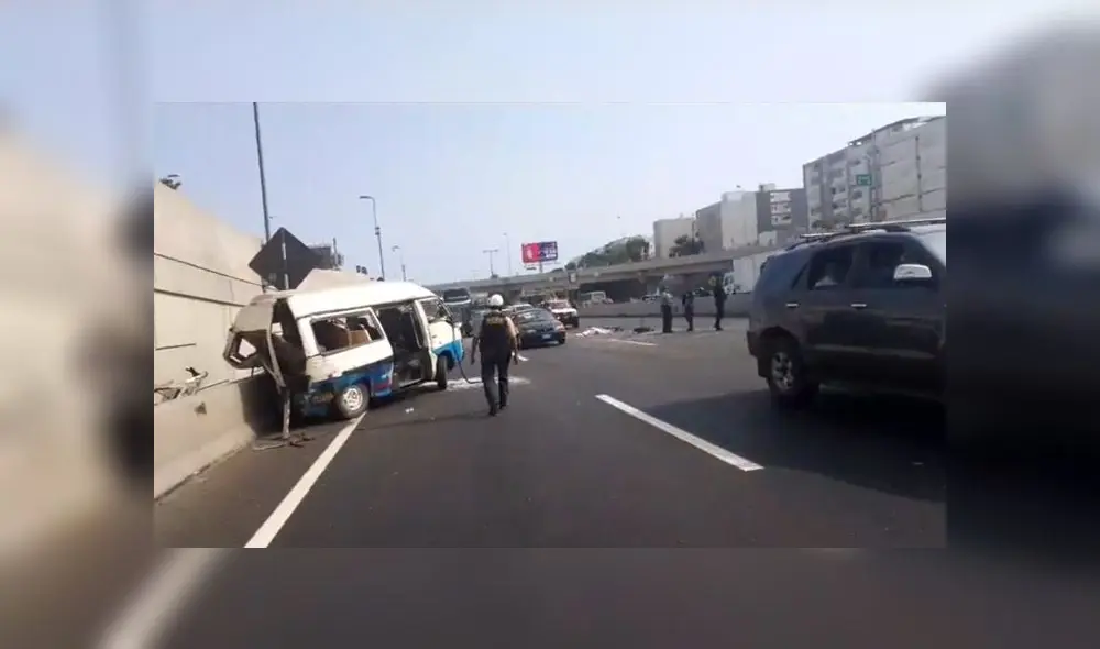 Según un taxista que presenció el accidente, el chofer del camión perdió el control luego que un auto invadiera su carril. (Foto: URPI - GLR) Según un taxista que presenció el accidente, el chofer del camión perdió el control luego que un auto invadiera su carril. (Foto: URPI - GLR)
