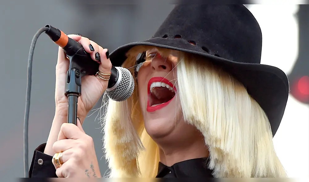 Sia cantante australiana revela que adoptó a dos jóvenes de 18 años el año pasado
