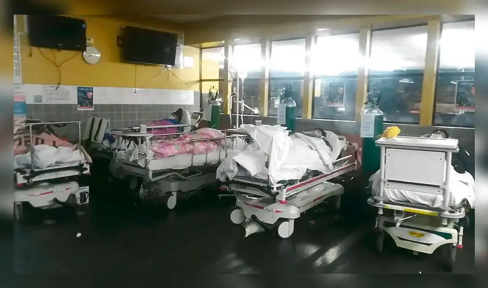 ALTA DEMANDA. Hospitales ya atienden en los pasadizos.