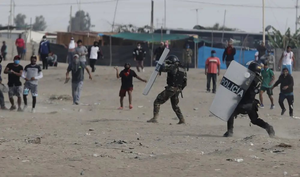 Los enfrentamientos siguen entre manifestantes y la PNP en la zona del Barrio Chino. Foto : Jorge Cerdan / La República Los enfrentamientos siguen entre manifestantes y la PNP en la zona del Barrio Chino. Foto : Jorge Cerdan / La República