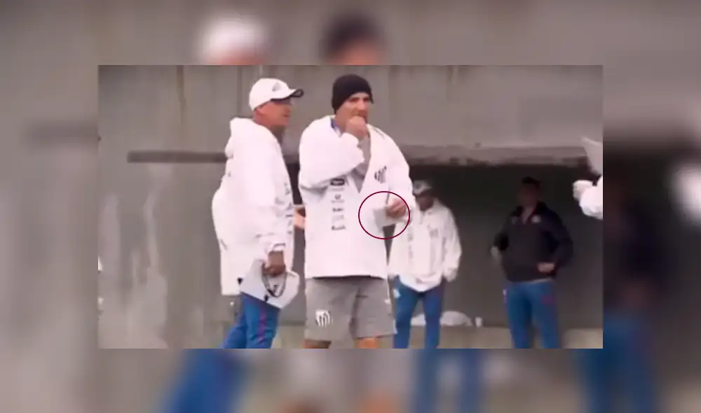 Sampaoli come sus apuntes en los entrenamientos con Santos. Foto: Captura/24horas.cl