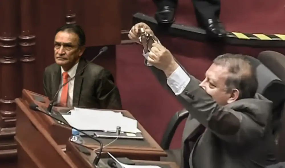 Marco Arana muestra una par de esposas al fujimorista Héctor Becerril durante el debate sobre las acusaciones contra Pedro Chávarry. Foto: Fabrizio Oveido / La República. Marco Arana muestra una par de esposas al fujimorista Héctor Becerril durante el debate sobre las acusaciones contra Pedro Chávarry. Foto: Fabrizio Oveido / La República.