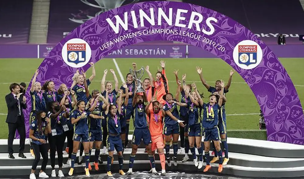 Equipo feminino de Lyon recibió felicitación del elenco masculino. | Foto: AFP Equipo feminino de Lyon recibió felicitación del elenco masculino. | Foto: AFP