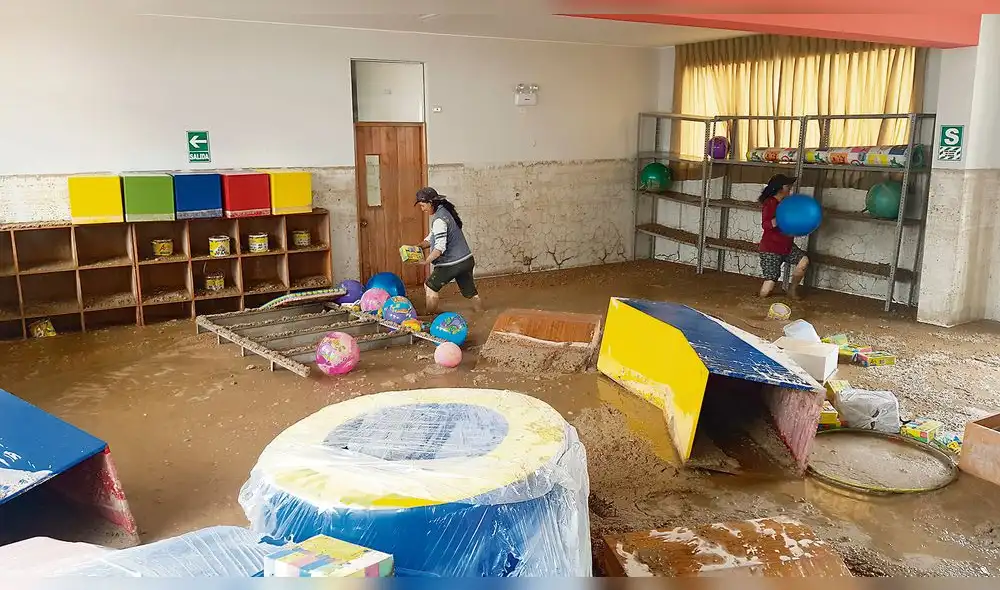 Daños. Lluvias del sábado causaron severos daños en varios distritos de la ciudad. Colegio fue inundado con lodo y piedras.