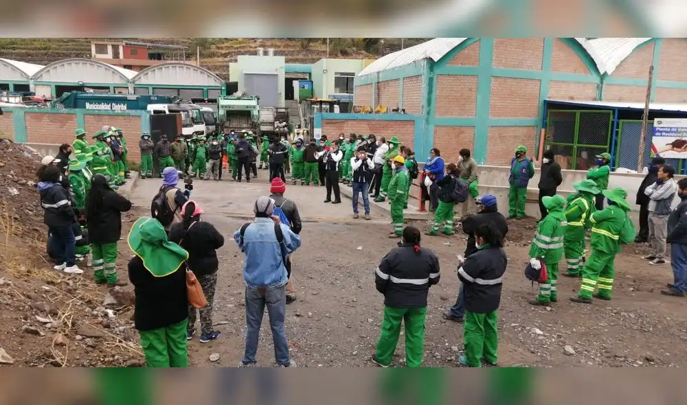 Los trabajadores seguían en la sede del depósito municipal, a la espera del alcalde José Supo para dialogar. Foto: Difusión.
