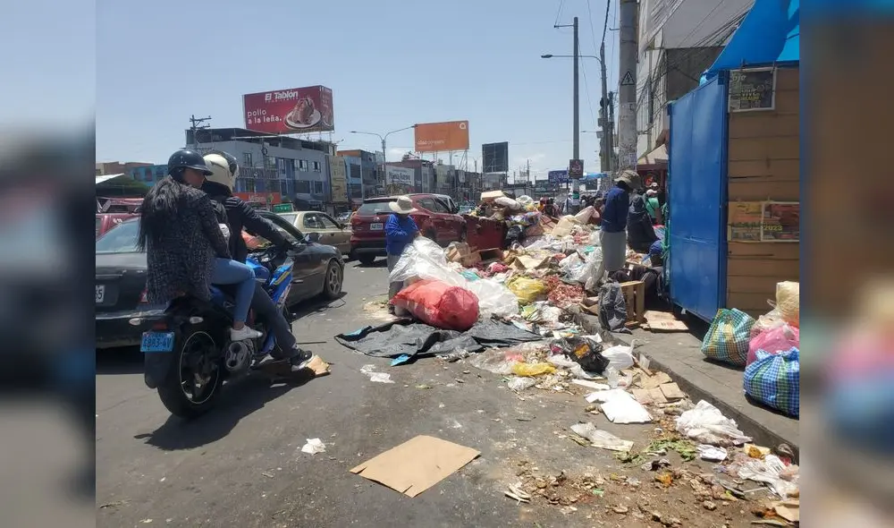 en la calle. Basura es amontonada en la vía pública.