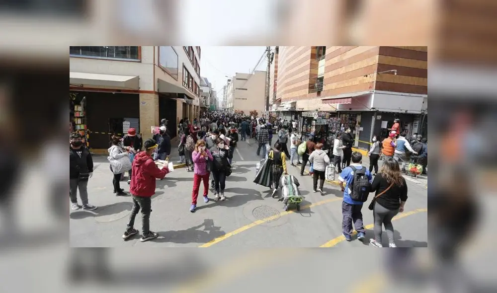 Ciertos de personas acuden a comprar en Mercado Central. Créditos: Antonio Melgarejo / La República. Ciertos de personas acuden a comprar en Mercado Central. Créditos: Antonio Melgarejo / La República.