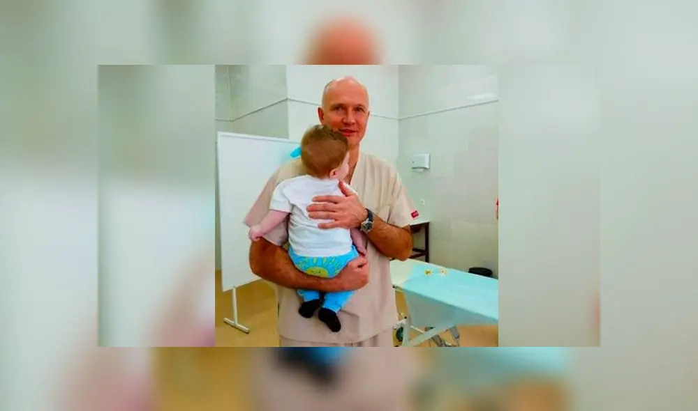 Niño en Rusia nació con tres piernas Niño en Rusia nació con tres piernas