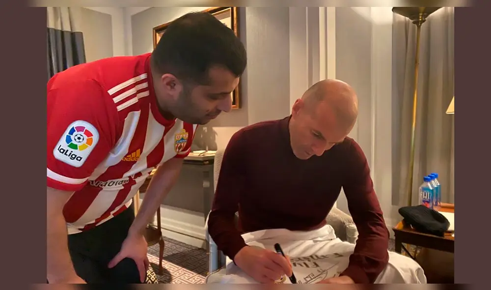 Jeque le aplica a Zidane un cabezazo al estilo de Materazzi en la final del Mundial 2006.