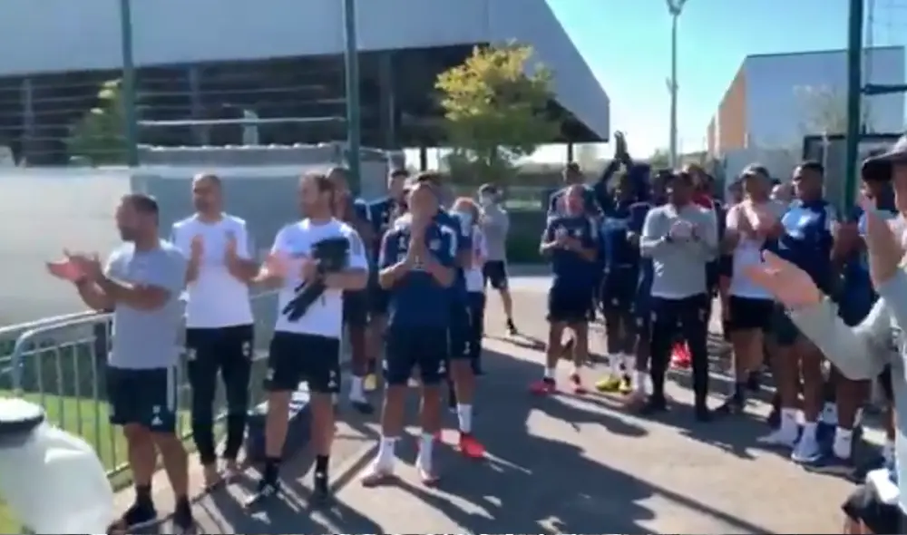 Equipo feminino de Lyon recibió felicitación del elenco masculino. | Foto: Captura video de Lyon Equipo feminino de Lyon recibió felicitación del elenco masculino. | Foto: Captura video de Lyon