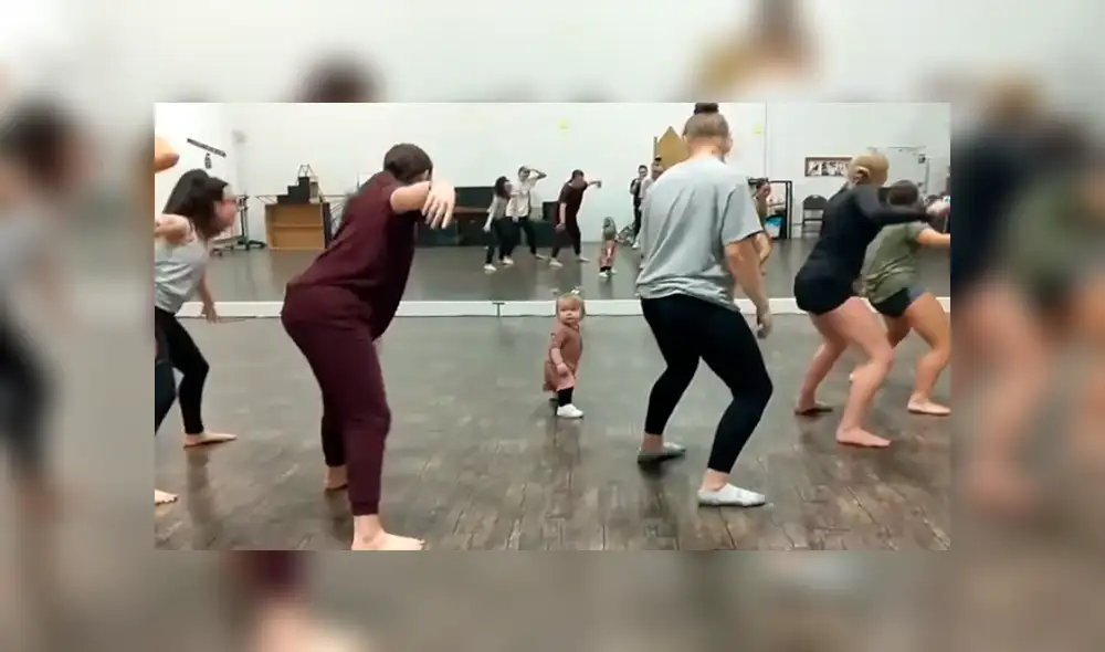 Video es viral de Facebook. La pequeña se convirtió en la instructora de baile y se robó el show del salón donde entrenaba un grupo de mujeres