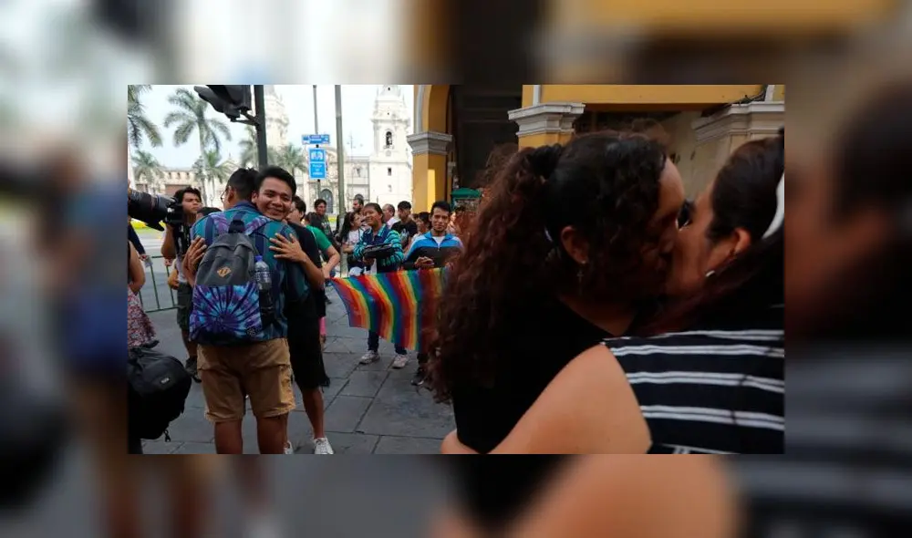 Besos contra la homofobia: comunidad LGTBI realiza besatón por Día del Amor [FOTOS]