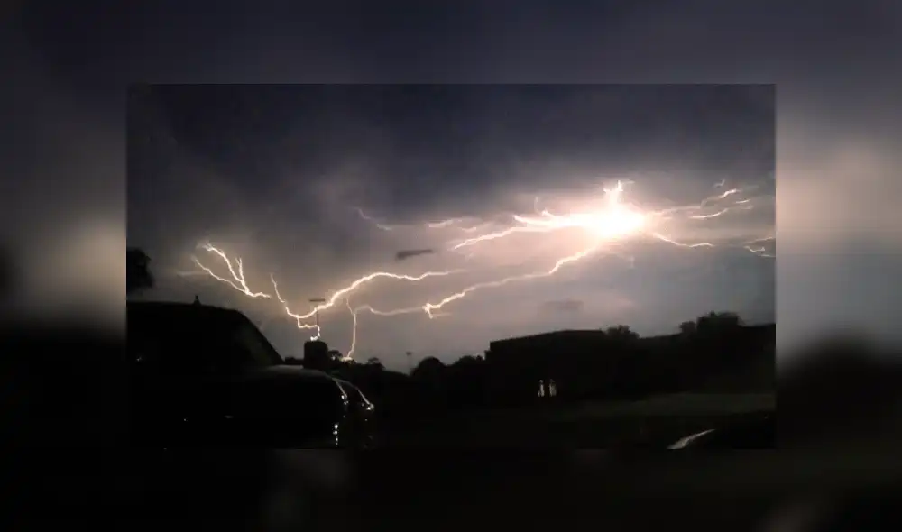 YouTube viral: graban a 'OVNI' de forma triangular atrapado en una tormenta eléctrica [VIDEO]