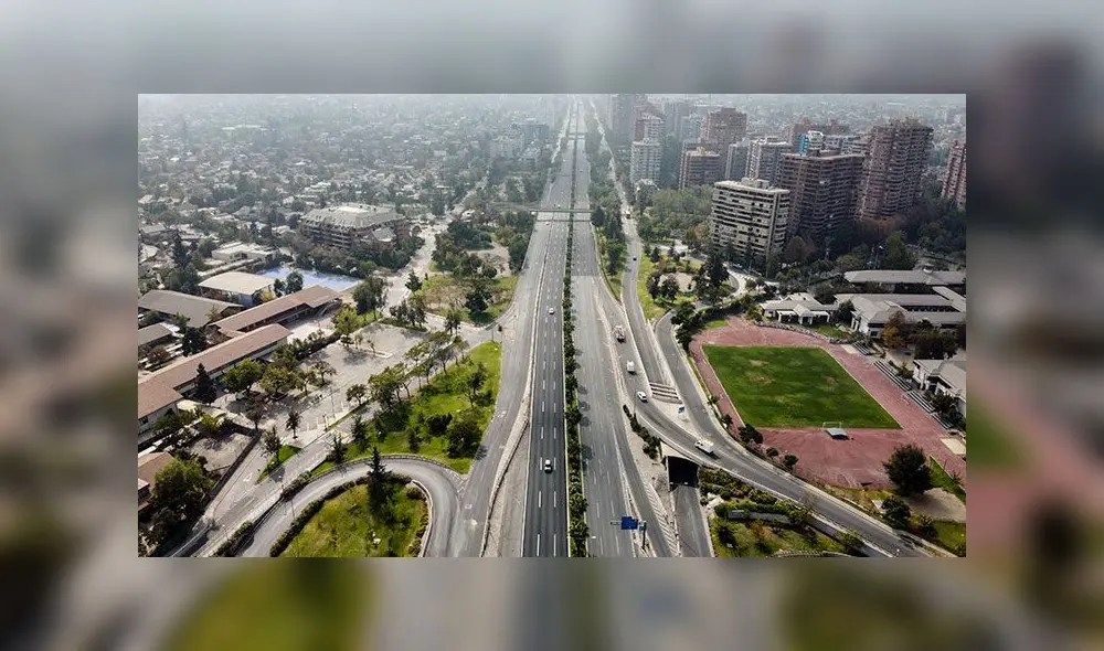Vista aérea de la vacía avenida Kennedy en Santiago, Chile. Foto: AFP