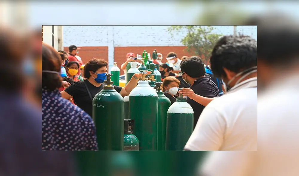 Familiares de pacientes con coronavirus hacen cola con balones de oxígeno en una distribuidora de Trujillo. Foto: Jaime Mendoza Ruiz (La República)