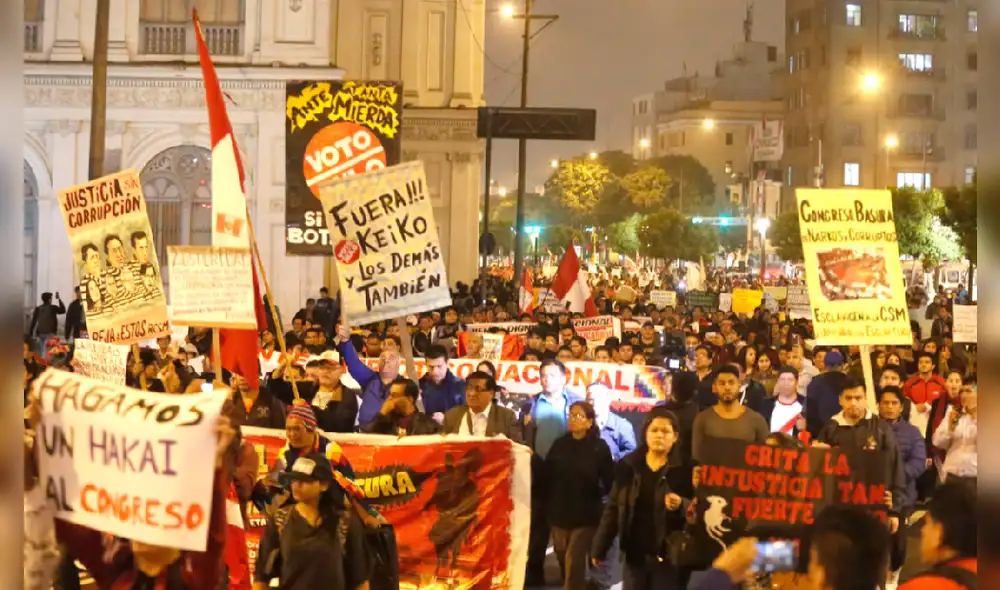 Colectivos realizan plantón para exigir renuncia de Chávarry