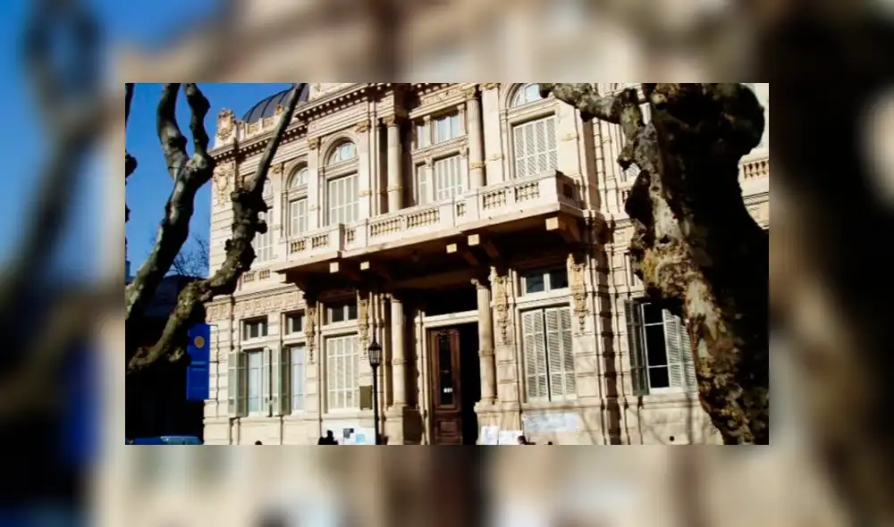 Alumno fue encontrado teniendo sexo con la madre de su compañera en escuela Alumno fue encontrado teniendo sexo con la madre de su compañera en escuela