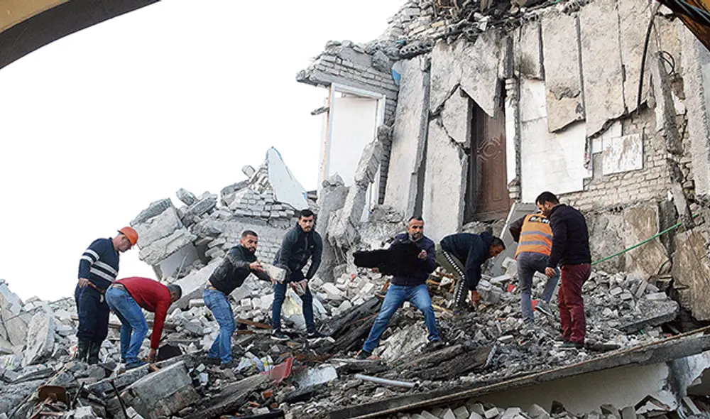 Enterrados. Buscan a sobrevivientes bajo los escombros. (Foto: EFE) Enterrados. Buscan a sobrevivientes bajo los escombros. (Foto: EFE)