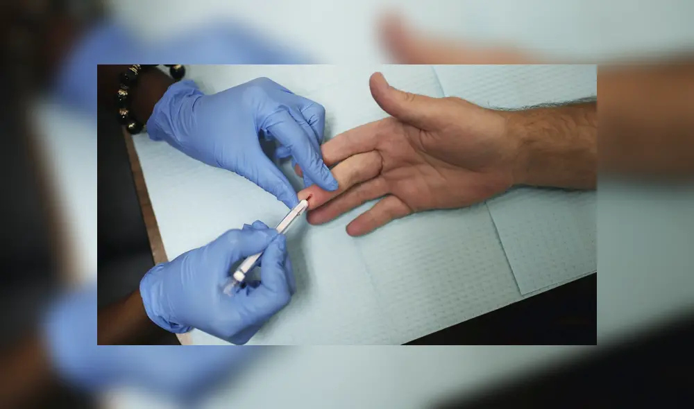 El hombre afirma que vivió 25 años sin saber que tenía VIH. Foto: AFP/referencial El hombre afirma que vivió 25 años sin saber que tenía VIH. Foto: AFP/referencial