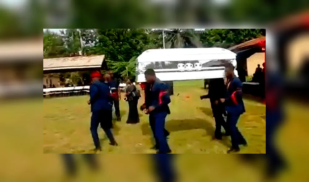 YouTube viral: hombres danzan con ataúd en hombros y un descuido hace que el cadáver caiga [VIDEO]