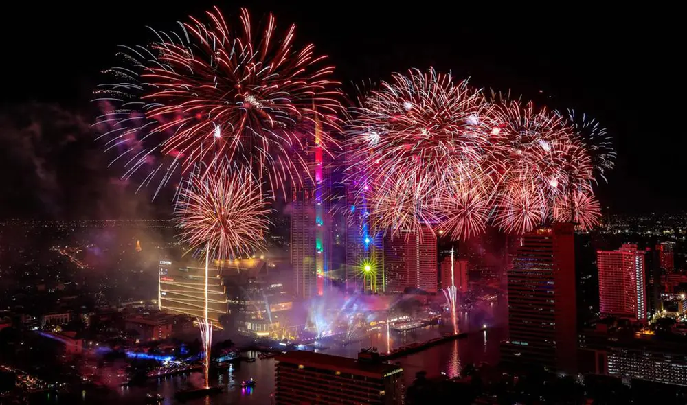 Imagen de fuegos artificiales en Tailandia por el Año Nuevo 2019 | Foto referencial: AFP