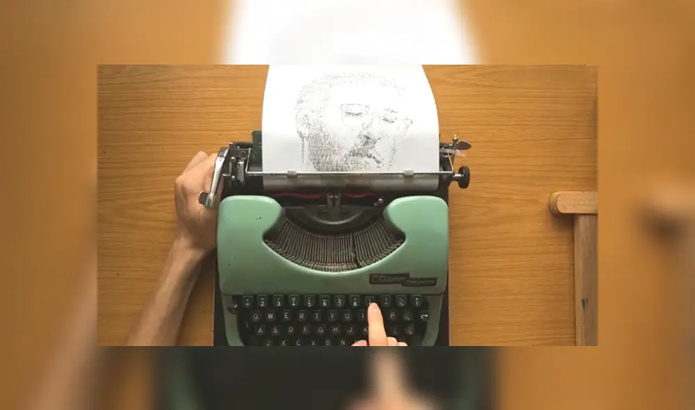Vía YouTube. Un joven utiliza una máquina de escribir para realizar estos sorprendentes dibujos. Vía YouTube. Un joven utiliza una máquina de escribir para realizar estos sorprendentes dibujos.